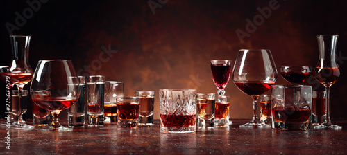 Foto Set of strong alcoholic beverages in glasses on a brown background
