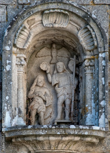 Bas-relief du baptême du Christ sur une fontaine à Melgaço, Portugal