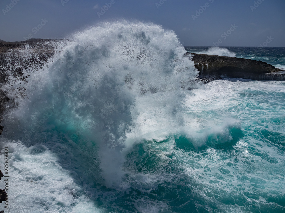 Obraz premium Crashing waves at Shete Boka National park, curacao
