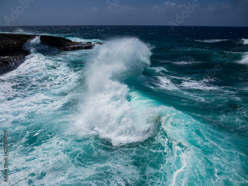 Fototapeta Naklejka Na Ścianę i Meble -  Crashing waves at Shete Boka National park, curacao