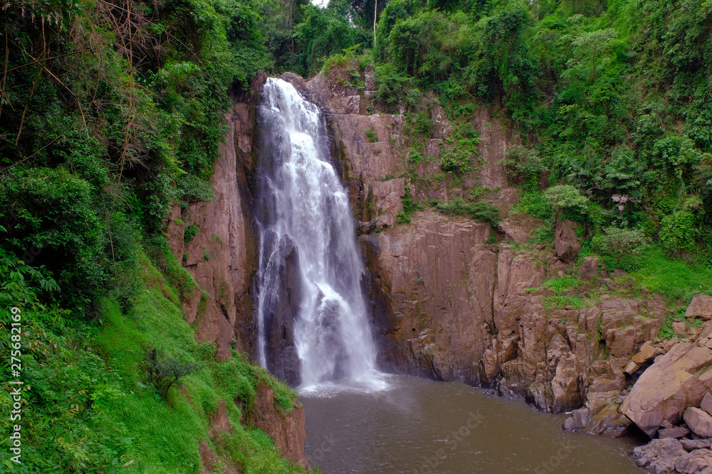 Obraz premium Waterfall in the national park very beautiful in nature.