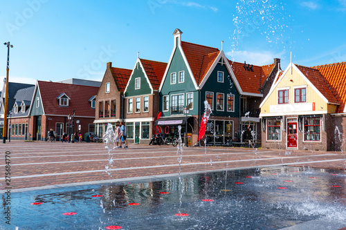 Volendam, Niederlande, Innenstadtszene Marktplatz photo