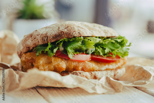 Canvas Print fried fish Sandwich with lettuce, tomato with tartar sauce