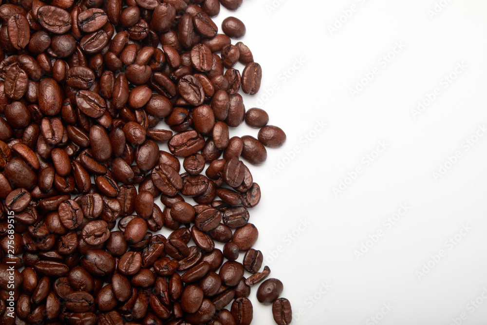 Naklejka premium aromatic roasted coffee beans on white background