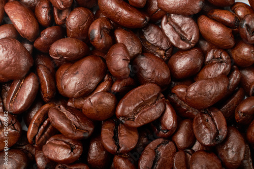 Fototapeta Naklejka Na Ścianę i Meble -  aromatic roasted coffee beans on white background