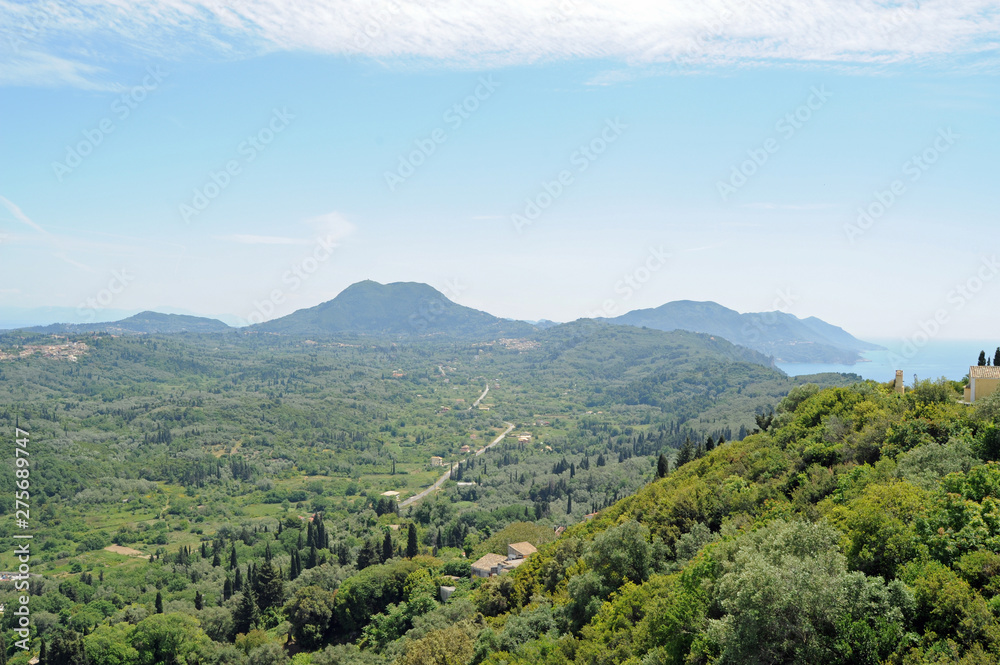 Naklejka premium Kynopiastes et le mont Agioi Deka vus depuis le trône du Kaiser à Pelekas près de Kokkini à Corfou