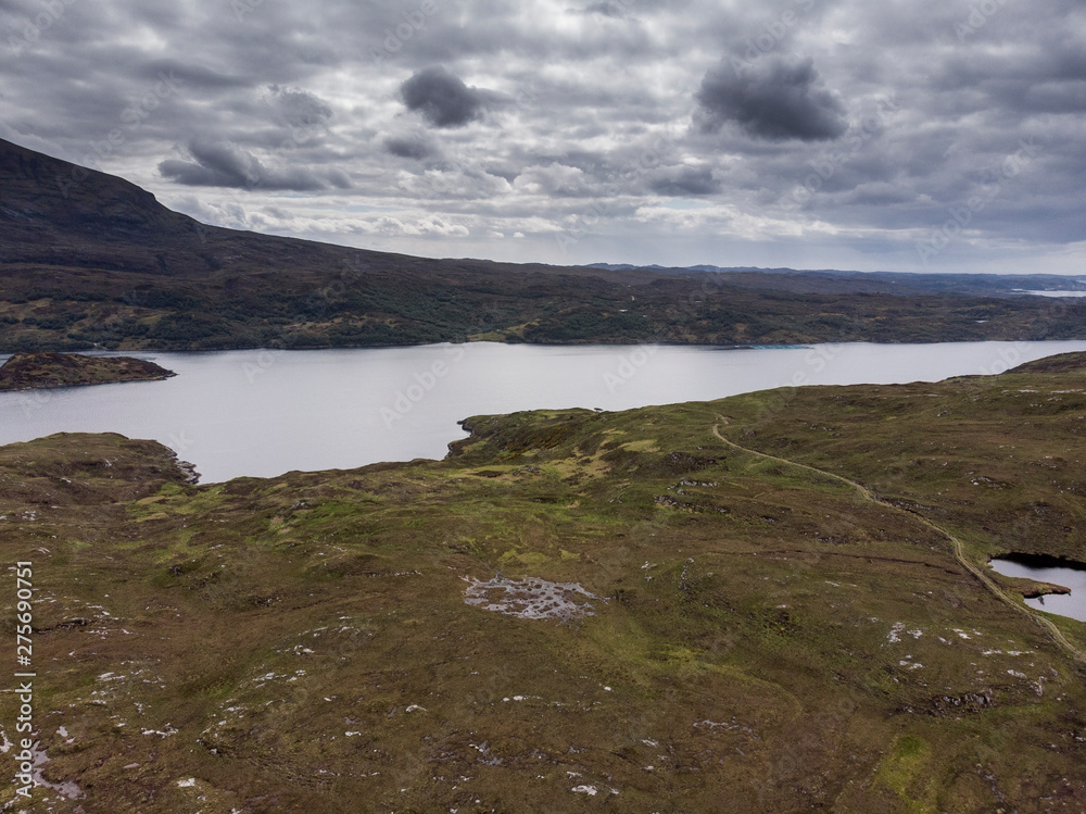 Fototapeta premium Schottische Highlands von Oben - Luftbild