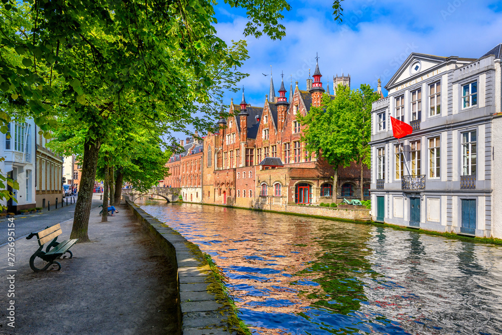 Naklejka premium Widok na zabytkowe centrum Brugii (Brugge), prowincja Flandria Zachodnia, Belgia. Pejzaż Brugii z kanałem.