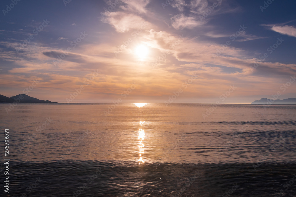 Idylle am Meer mit Orangem Himmel bei Sonnenaufgang in mallorca