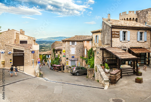 Fototapeta Naklejka Na Ścianę i Meble -  Street of medieval village of Gordes