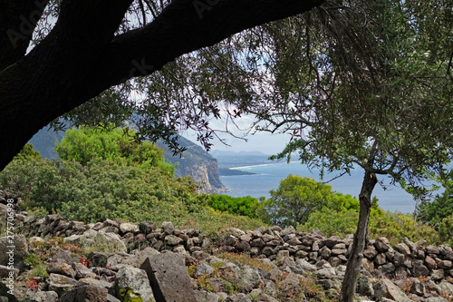 Sardinien Mauern der Nuraghe Mannu bei Cala Gonone photo