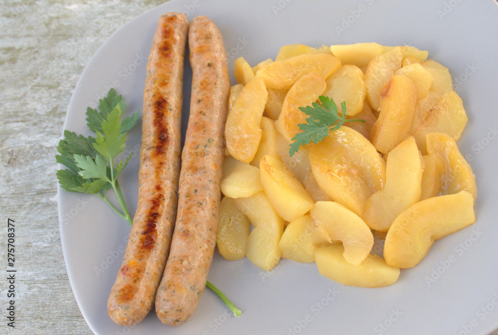 saucisses et pommes en légumes, repas , assiette saucisses et pommes en légumes, repas , assiette