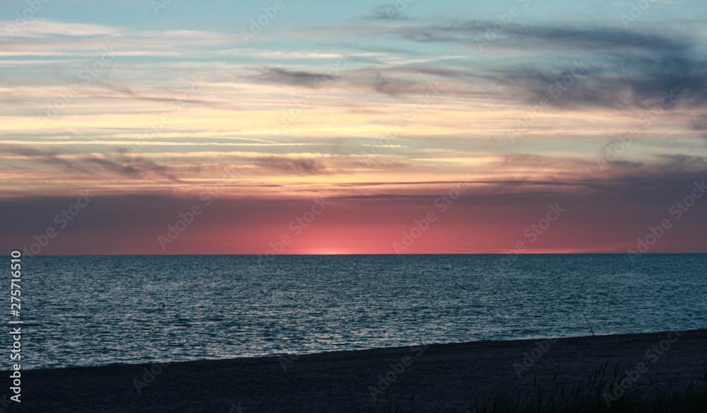 Obraz premium clouds, pink horizon, sea, seaside evening view after sunset