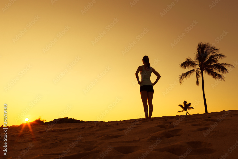 Fototapeta premium silhouette of a woman at sunset