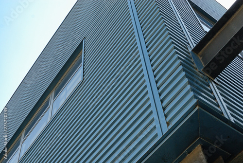 Φωτογραφία Blue metal exterior siding of a building.