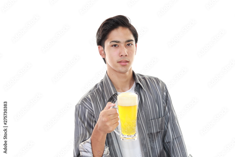 ビールを飲む男性 ビールを飲む男性