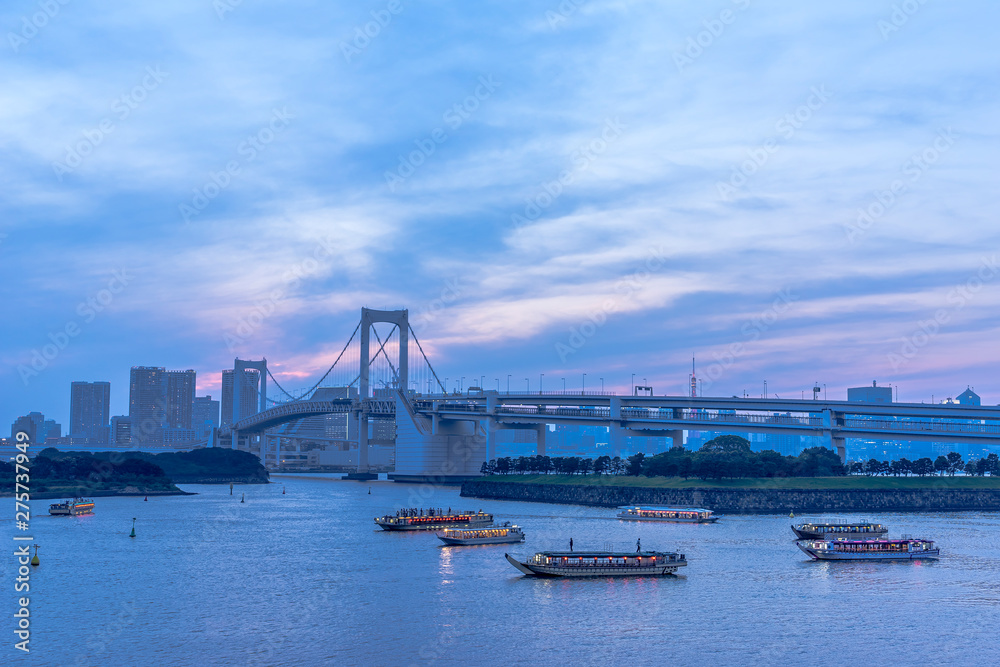 Fototapeta premium お台場 ライトアップしたレインボーブリッジと屋形船が浮かぶ風景