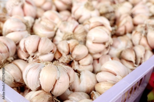 Sell garlic at the market