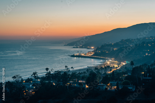 Foto Sunset view of the Pacific Coast, in Pacific Palisades, Los Angeles, California