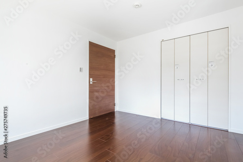 内装の扉と壁　Simple unfurnished apartment space © norikko