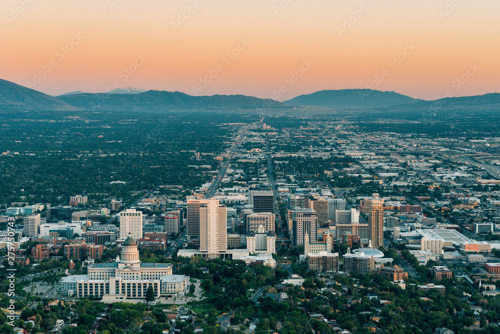 Fototapeta premium View of the downtown skyline at sunset, from Ensign Peak, in Salt Lake City, Utah