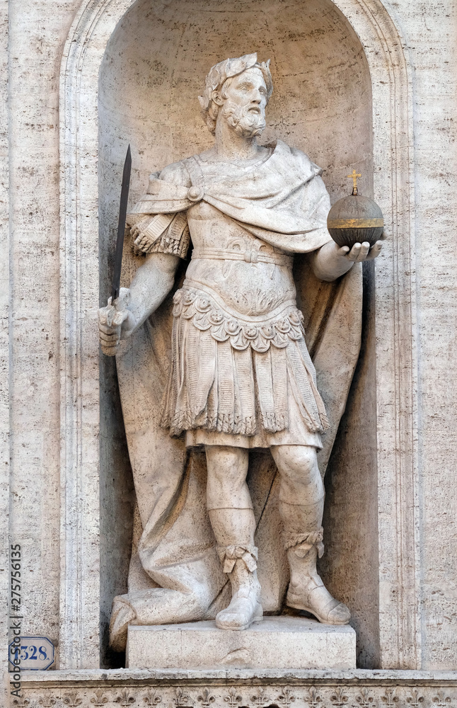 Φωτογραφία Statue of Charles the Great on the facade of Chiesa di San Luigi dei Francesi -