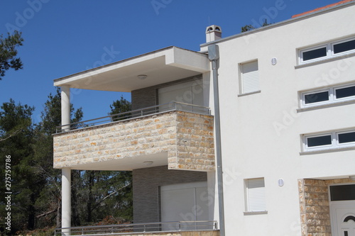 ein Neubau mit mehreren Balkonen photo