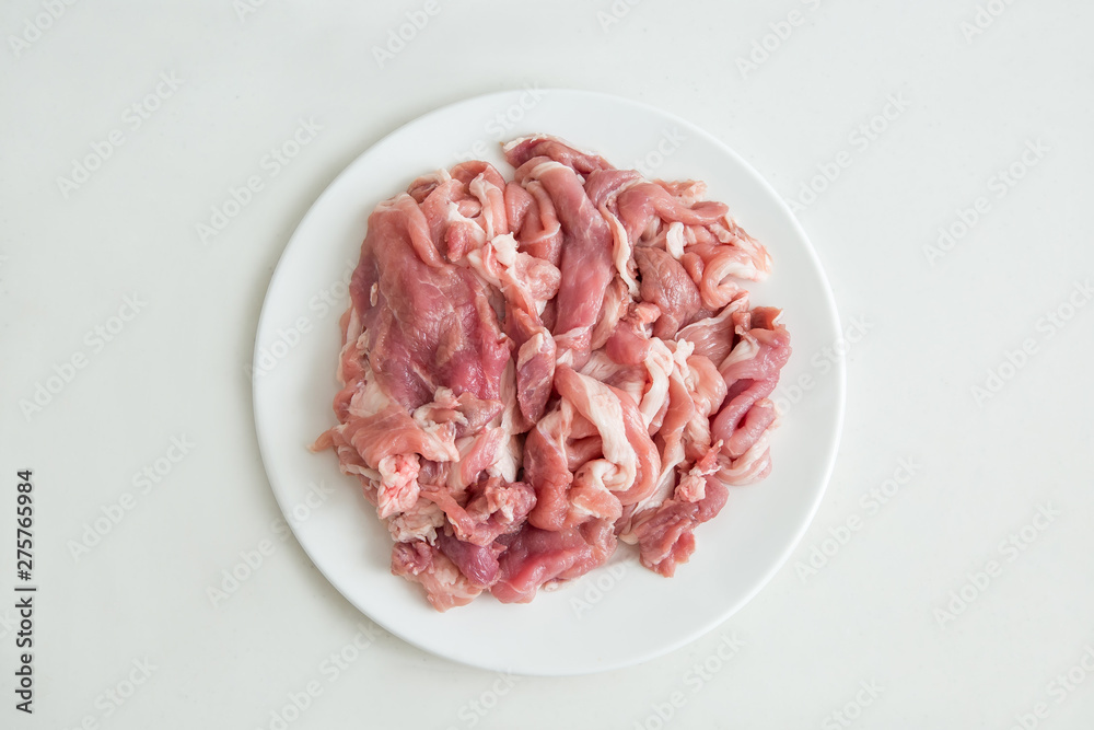 白背景に料理の具材の生の豚肉 白背景に料理の具材の生の豚肉