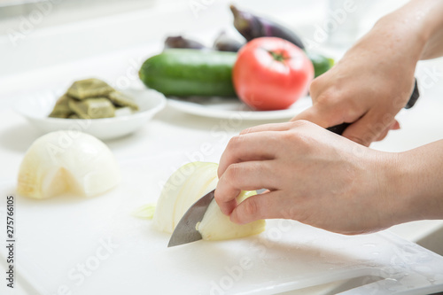 料理中の玉ねぎを切っている夏野菜背景野菜ぼかし © 健二 中村