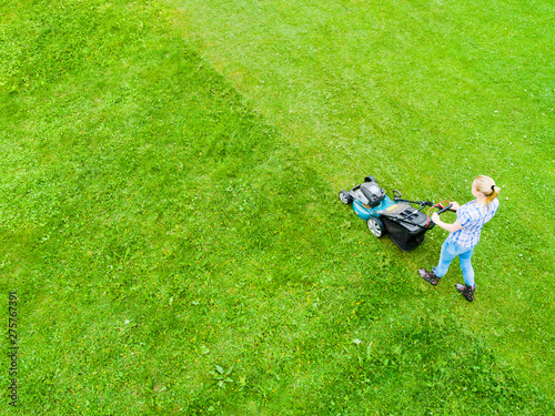 Εκτύπωση καμβά Beautiful girl cuts the lawn