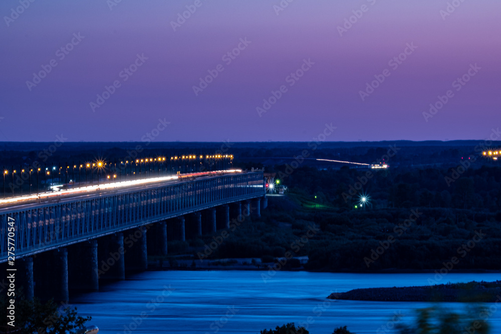 Obraz premium Bridge over the Amur river in Khabarovsk, Russia. Night photography.