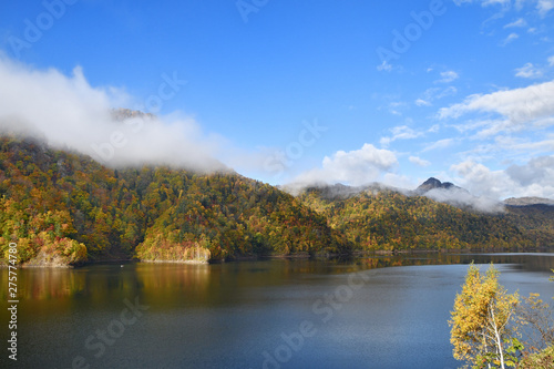 定山渓ダム湖の紅葉