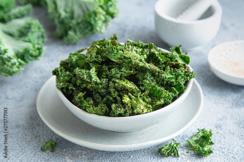 Quadro su tela crispy kale chips in bowl, healthy vegan food