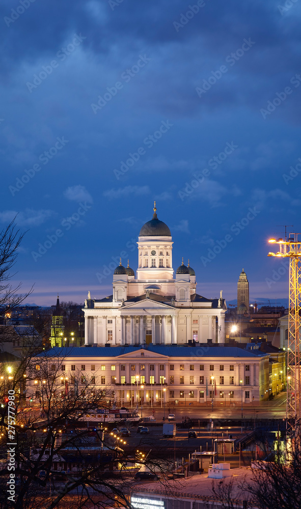 Dom Helsinki am Abend