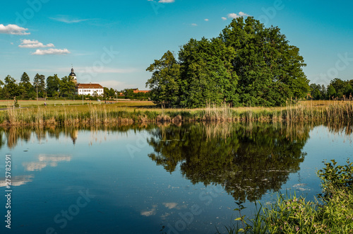 Landschaftsidylle mit Teich und Baum © Lichtblick