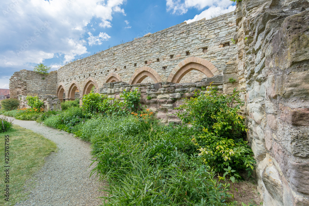 Fototapeta premium Kloster Memleben mit Klostergarten in Sachsen-Anhalt