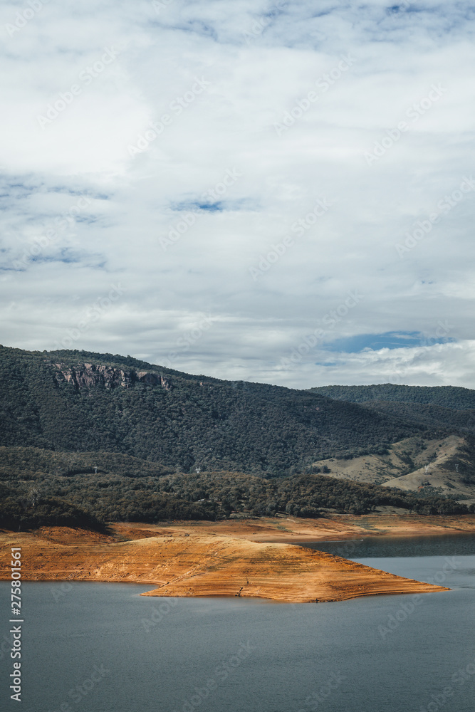 Obraz premium Landscape on a clear day at Blowering Reservoir/Dam near Tumut, Snowy Mountains, New South Wales