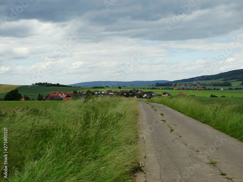 Ein Feldweg mit Blick auf Brunkensen bei Alfeld Leine
