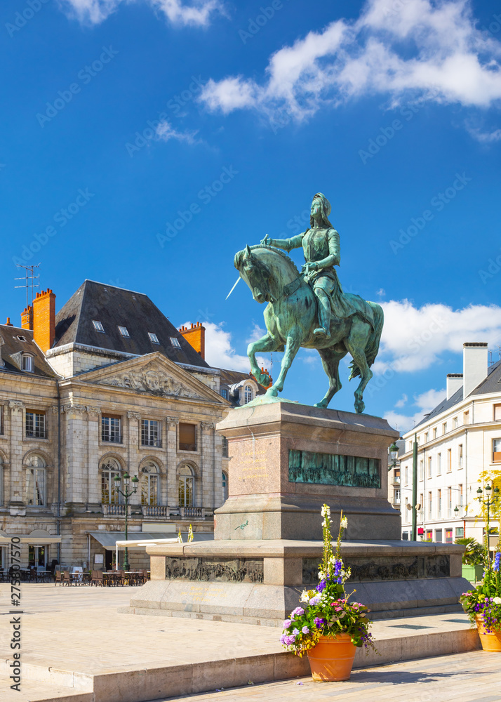 Φωτογραφία Monument of Jeanne d'Arc (Joan of Arc) on Place du Martroi in Orleans, France