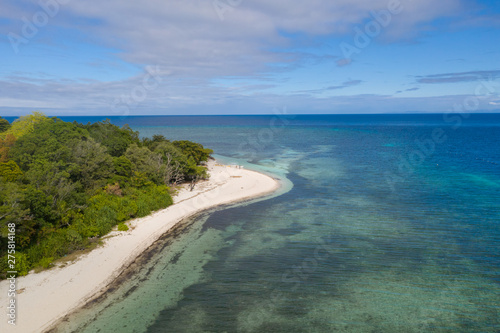 Fototapeta Naklejka Na Ścianę i Meble -  Mantigue Island, Philippines. Tropical island with white sandy beach and coral reefs. Seascape, view from above.
