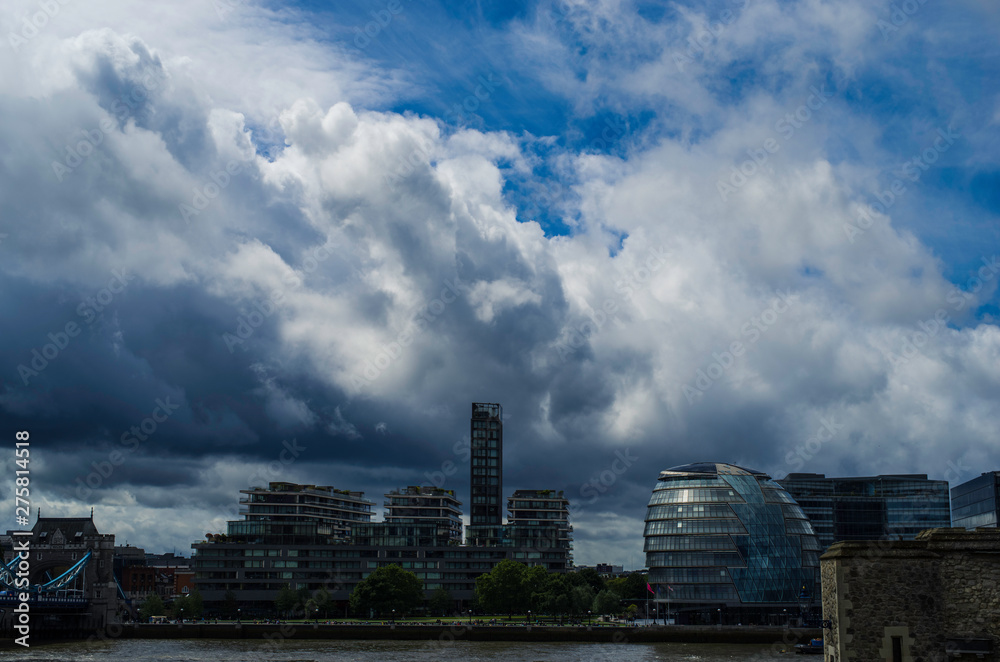 Fototapeta premium London skyline showing the Thamses