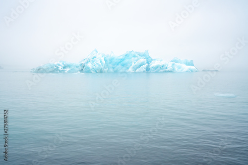 Melting glaciers in the northern ocean © luchschenF