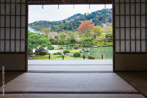 Foto 天龍寺　大方丈から曹源池庭園（そうげんちていえん）を望む