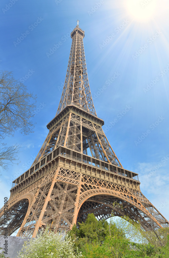 eiffel tower in Paris under sunny blue sky - obrazy, fototapety, plakaty 