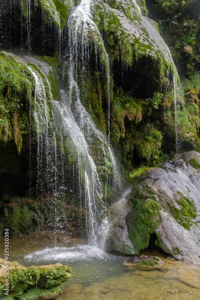 Fototapeta premium Cascade des Tufs 10