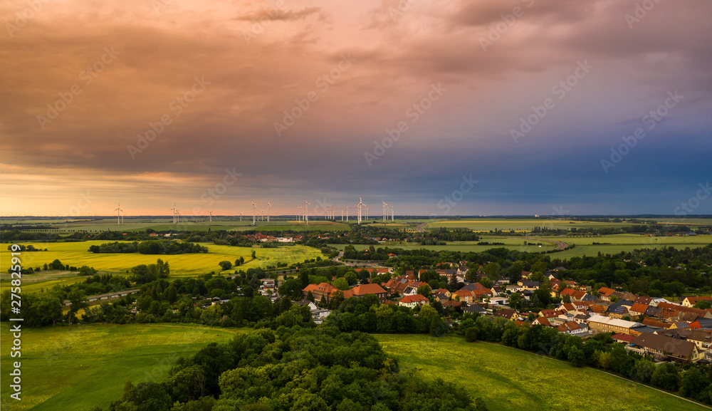 Blick über Egeln in Sachsen-Anhalt Richtung Norden bei Sonnenuntergang