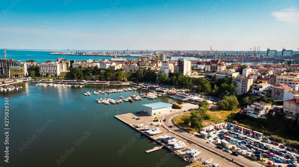 Fototapeta premium Widok z lotu ptaka na port i stare miasto w Konstancy, miasto turystyczne i przemysłowe oraz popularny kurort w Rumunii.