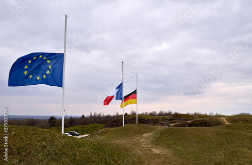Flaggen auf Halbmast Europäische Union EU Europa Frankreich Deutschland