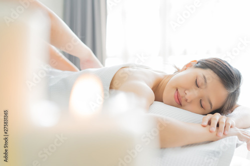 Fotografie Young Asian woman  in spa salon getting massage.