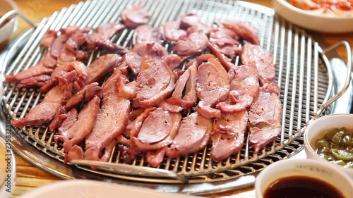 그릴에 구워지는 오리고기(Duck meat grilled on the grill)